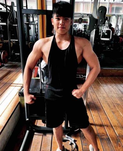 提供衝浪教練課服務的專家宣教練-突破體態專業教練團隊