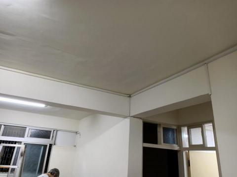 小張水電 - 一般家庭貼壓條為什麼貼貼不住,因為我們後面都用螺絲釘鎖的 小張水電 - 一般家庭貼壓條為什麼貼貼不住,因為我們後面都用螺絲釘鎖的