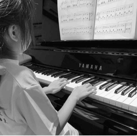 李亭葦/ Fantasy Music Studio  - 鋼琴1對1上課側拍