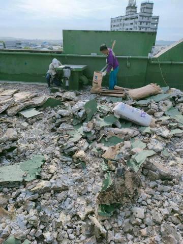 沅鴻設計 - 頂樓地板挖重鋪，防水工程