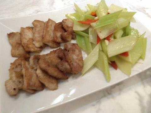 Sophie廚坊 - 香草鹽煎豬排佐西芹