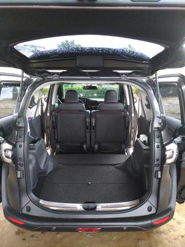 至弘接送與快遞服務 - 使用車輛：
小型七人座MPV