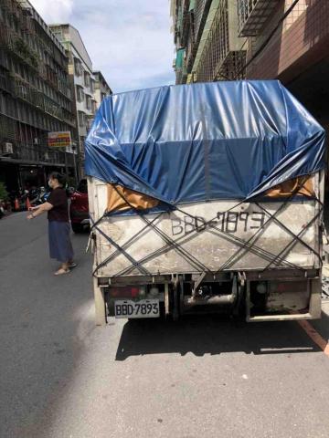 專業搬家 - 上好貨請客人檢視完畢，蓋上帆布準備出發