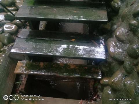 Fuhui Loghouse - 戶外庭園實木樓梯維修保養前…