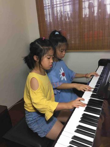 馬老師「鋼琴/小提琴」家教 - 一對姐妹，學齡1年7個月。
已經可以上台表演四手聯彈唷！（曲目：櫻桃小丸子）