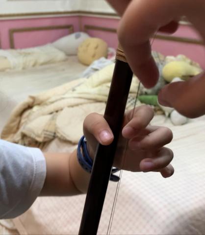 張靖汶 - 指導學生正確按弦姿勢。