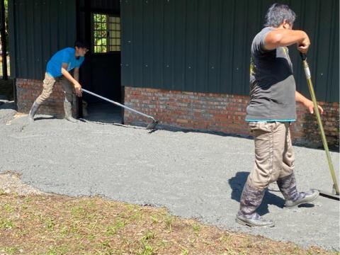 燕子鐵工坊 - 灌漿