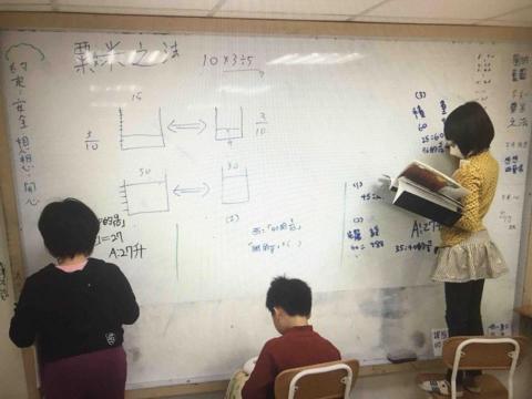 林宇祥（鳥巢老師 - 數學課堂上學生在準備發表今天學到的東西