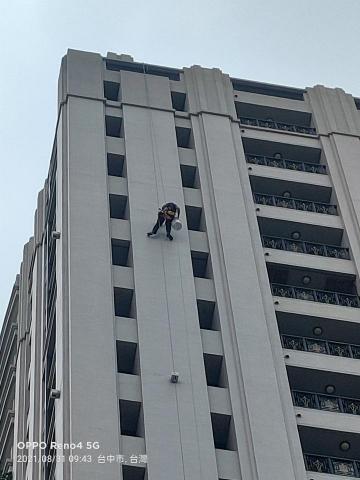 佑宬工程行 - 外牆投射燈燈泡更換