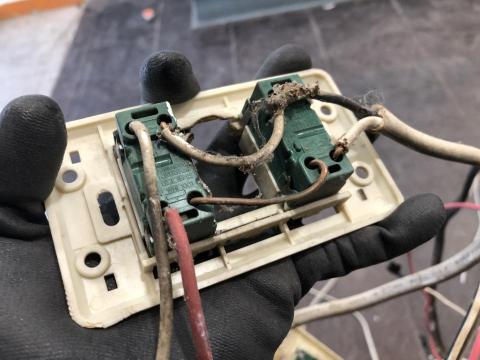 強尼水電 - 插座開關-
所有的器具線路都有壽命,定期的檢查,避免觸電或電線走火 強尼水電 - 插座開關-
所有的器具線路都有壽命,定期的檢查,避免觸電或電線走火