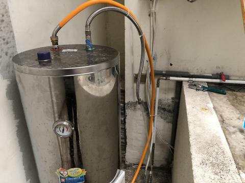 強尼水電 - 電熱水器-
定期清潔及檢查線路,提升耐用度及安全,也讓客戶乾淨用水,遠離過敏源。 強尼水電 - 電熱水器-
定期清潔及檢查線路,提升耐用度及安全,也讓客戶乾淨用水,遠離過敏源。