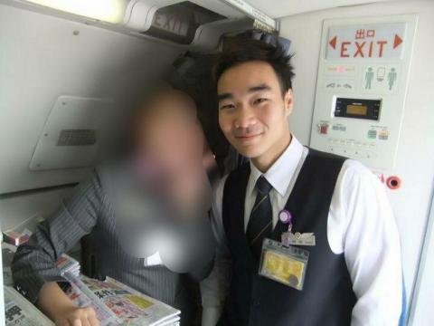 岳鈺斌 - 擔任空服員時與同事的合照