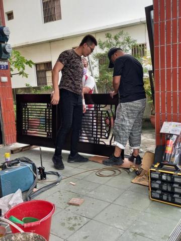 劉育東 - 鄰家厝裝玄關門