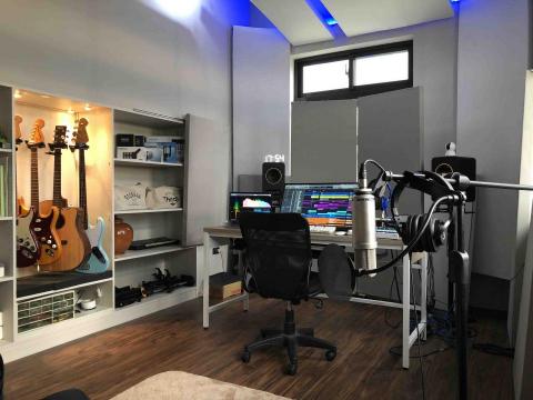 提供配樂服務的專家未來設定