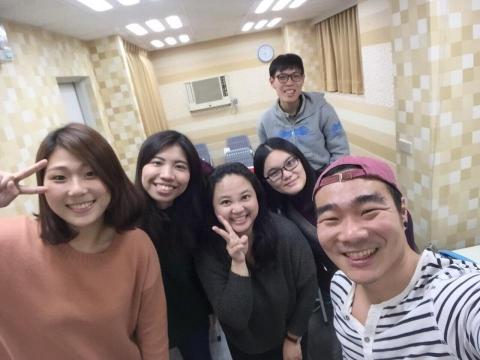 岳鈺斌 - 在趨勢補習班任教時，下課後與學生的合照