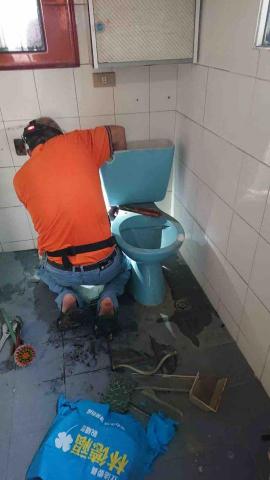 小林水電 - 馬桶拆卸作業 小林水電 - 馬桶拆卸作業