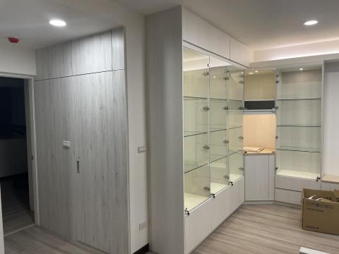 木質感系統櫃規劃 - 展示櫃