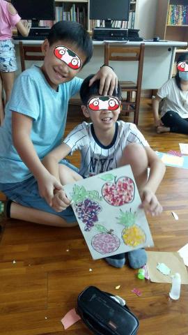 林洧萱 - 大學實習-暑期英文班
利用自製教材及輕鬆有趣的方式帶領孩童認識英文，讓學習英文不再是件有壓力的事情，進而促使孩童的接收度！

為保護孩童隱私，均已在眼部做打碼處理。