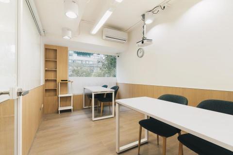 『 Lab 樂本知室 』 一對一、一對四家教班 - 線上課程及實體課程 替孩子選擇最適合的授課方式!
? 1.5小時高效學習
? 四~六人小班教學
? 自習空間免費用到飽(疫情期間除外)
? 原班教師課後一對一學習輔導
? 線上真人互動式教學，非預錄課程
? 線上專業讀書APP，24小時服務