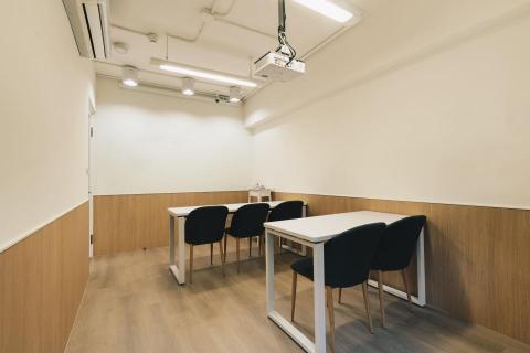 『 Lab 樂本知室 』 一對一、一對四家教班 - 線上課程及實體課程 替孩子選擇最適合的授課方式!
? 1.5小時高效學習
? 四~六人小班教學
? 自習空間免費用到飽(疫情期間除外)
? 原班教師課後一對一學習輔導
? 線上真人互動式教學，非預錄課程
? 線上專業讀書APP，24小時服務