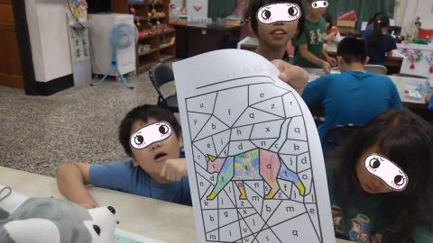 林洧萱 - 大學實習-暑期英文班
利用自製教材及輕鬆有趣的方式帶領孩童認識英文，讓學習英文不再是件有壓力的事情，進而促使孩童的接收度！

為保護孩童隱私，均已在眼部做打碼處理。