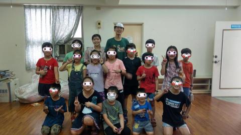 林洧萱 - 大學實習-暑期英文班
利用自製教材及輕鬆有趣的方式帶領孩童認識英文，讓學習英文不再是件有壓力的事情，進而促使孩童的接收度！

為保護孩童隱私，均已在眼部做打碼處理。