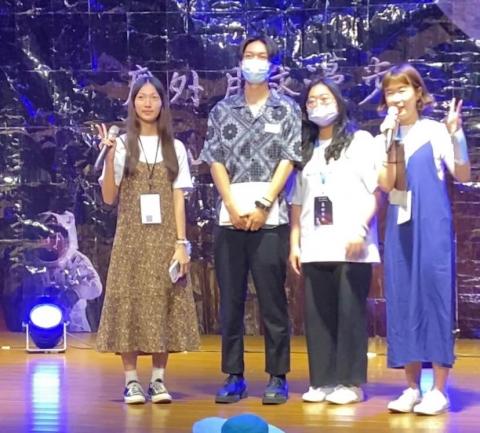 林洧萱 - 大學時期參加英文歌唱比賽，此為頒獎畫面。