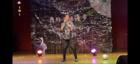 林洧萱 - 大學時期參加英文歌唱比賽，為訓練口說及膽量，並獲全校第二名之殊榮。