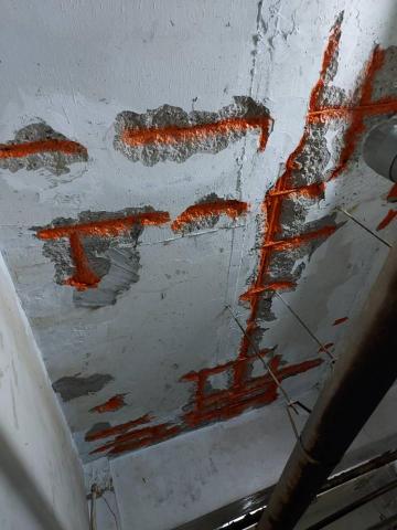 潮音專業裝修與防水工程公司 - 因房頂漏水打掉出水點的水泥，用防銹漆漆上鋼筋，防止鋼筋生銹造成變形