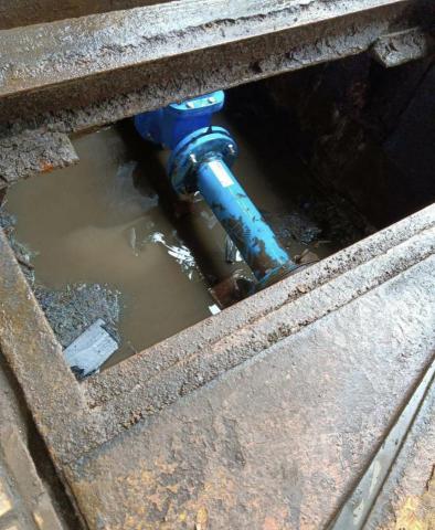 雨汎水電工程社 - 服務案例 - 
今天我們師傅有來維修高雄某棟大樓的進水池
地下二樓有2處進水池
是連通的
從A池流到B池
再從B池抽水到頂樓水塔供住戶使用

但維修實屬不易
水閥開關是在1樓丟垃圾子母車旁的地板下
所以為了以後維修方便
我們在進水池A池有改管線洗孔設置球閥
也把原本已完全鏽蝕的水池浮球做更換
以後維修從球閥関水既可

B池是馬達壞掉的進水池
關水檢測後發現
馬達與進水管完全分離
這次也已經請我們師