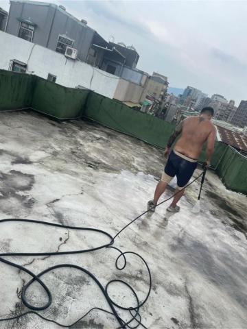 防水小偉 - 前置作業-高壓清洗青苔、髒污。