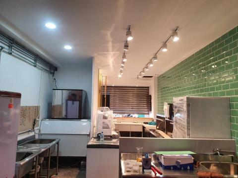 黃寬展 - 飲料店-崁燈 軌道燈