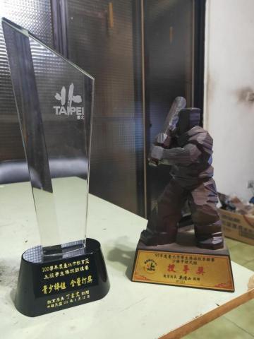 棒球教練。鄭仲涵 - 國小的投手獎、國中的全壘打獎 棒球教練。鄭仲涵 - 國小的投手獎、國中的全壘打獎