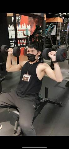 Allen - 啞鈴肩推對於前三角及中三角的刺激非常棒