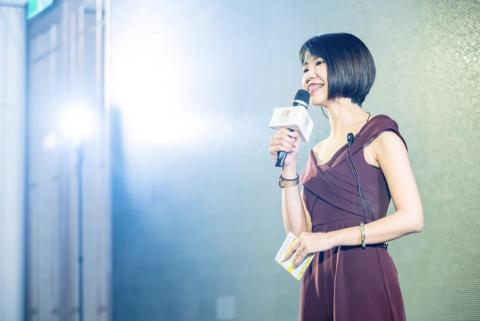 提供配音服務的專家主持人Enya