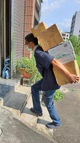 林沛宏 - 搬運箱子