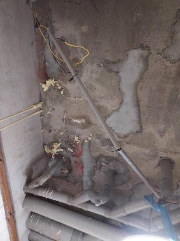 潮音專業裝修與防水工程公司 - 高壓灌注，也就是一般說的注射，運用高壓灌注機具和止水針，利用壓力將發泡劑注入裂縫，達到止漏的效果。