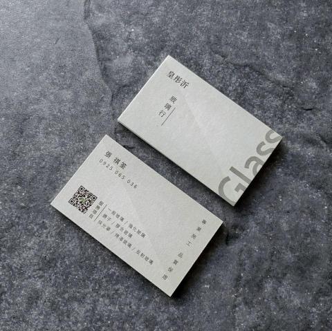 yu design studio. - |名片設計|
跳脫傳統玻璃行的形象，以玻璃反射光影效果作為背景及簡約文字編排，玻璃行也可以很有質感！
