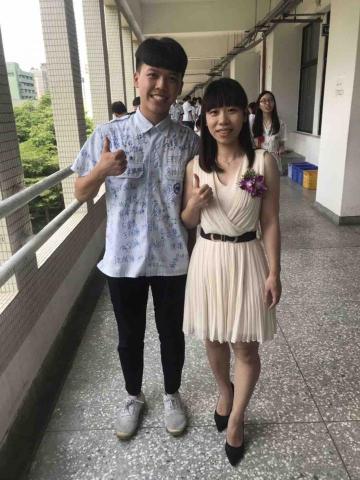 邱永清（成大航太） - 高中畢業與班導師合影