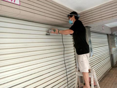 鄧仁富 - 噴漆之前，除鏽處理