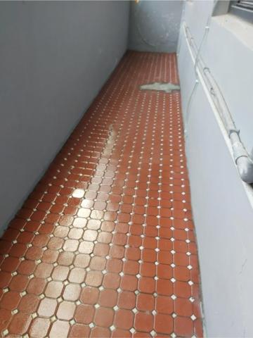 賴克明防水防漏 - 磁磚地面使用透明不變黃防水材施作防水完成面（專門施作於磁磚面特殊性質的材料）