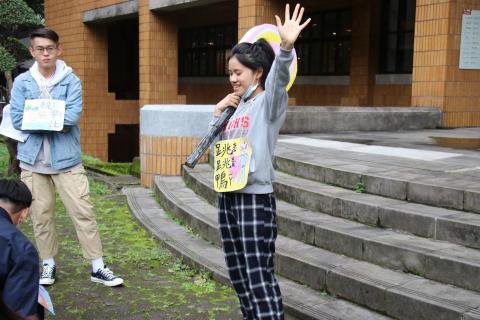 李宜珈 - 大一下去偏鄉服務辦營隊 授課以及帶活動 
-累積許多教學經驗
