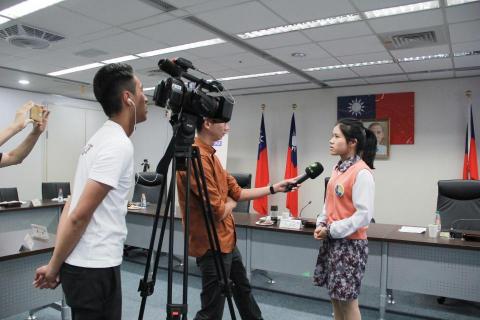 李宜珈 - 2019 獲選客家青年國際事務訪問團 
接受客家電視台採訪