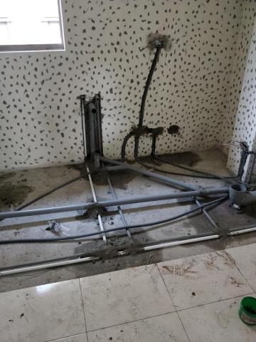 鴻羽水電工程 - 浴室排水管及冷熱水管插座開關配置