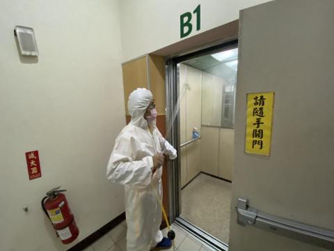 承韻管理顧問有限公司 - 電梯進行COVID-19防疫消毒 承韻管理顧問有限公司 - 電梯進行COVID-19防疫消毒