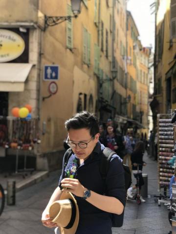 提供經營管理服務的專家黃行