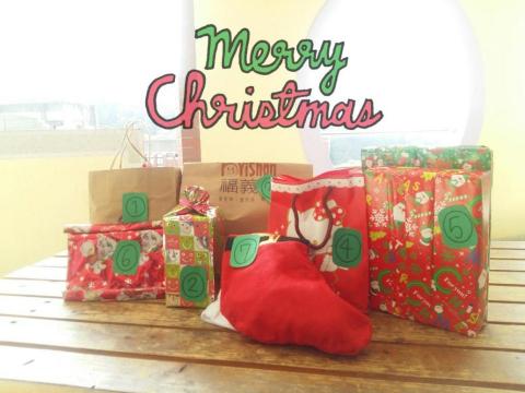 Carmen 嘉雯 - 帶孩子們交換禮物 Carmen 嘉雯 - 帶孩子們交換禮物