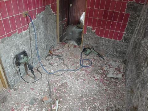 阿官團隊 - 浴廁磁磚剔除  待防水人員施作