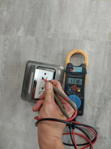 征匞科技有限公司 - 地板插座安裝完成電壓量測