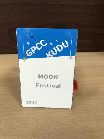 王思鈞 - 從無到有自己設計，自行手折的筆筒，也可當蠟燭照！很美